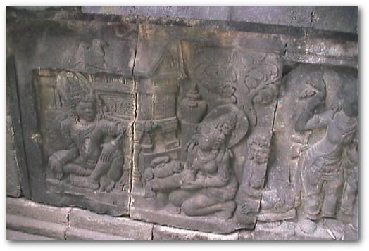 プランバナン寺院のラーマーヤナ レリーフ(10)「ラーマを誘惑するシャルパクナカ」(ユネスコ世界遺産)：ジャワの寺院：インドネシア