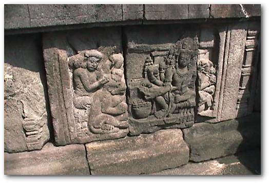 プランバナン寺院のラーマーヤナ レリーフ(21)「使者の耳を切り取るラワナ」(ユネスコ世界遺産)：ジャワの寺院：インドネシア
