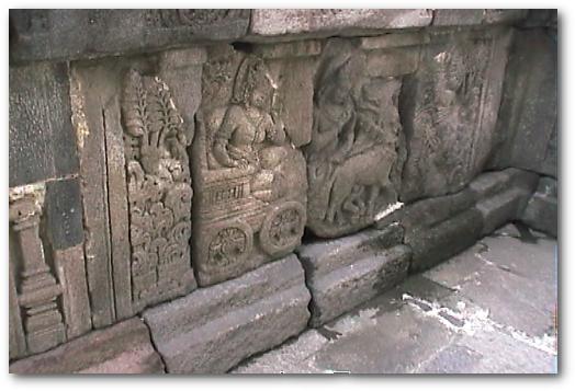 プランバナン寺院のラーマーヤナ レリーフ(30)「シンタ追放」(ユネスコ世界遺産)：ジャワの寺院：インドネシア