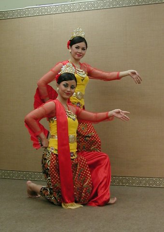 ポーズを取る踊り子さん(1)：私の好きなインドネシア