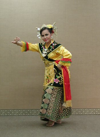 ポーズを取る踊り子さん(2)：私の好きなインドネシア