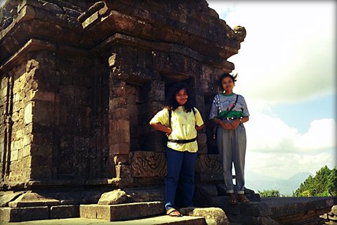 遺跡と女の子：私の好きなインドネシア