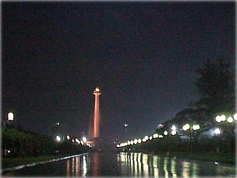 「夜の Monas（独立記念塔）」（ジャカルタ市）