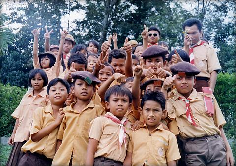 遠足の小学生たち(2)：私の好きなインドネシア