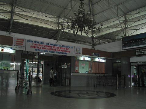 ソロ・バラパン駅の改札(入り口)と切符売り場：私の好きなインドネシア