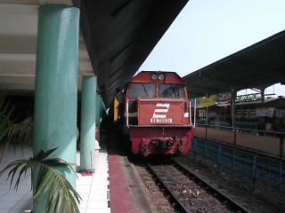 メダン駅1番線に停車中のDolok Martimbang(先頭の機関車)